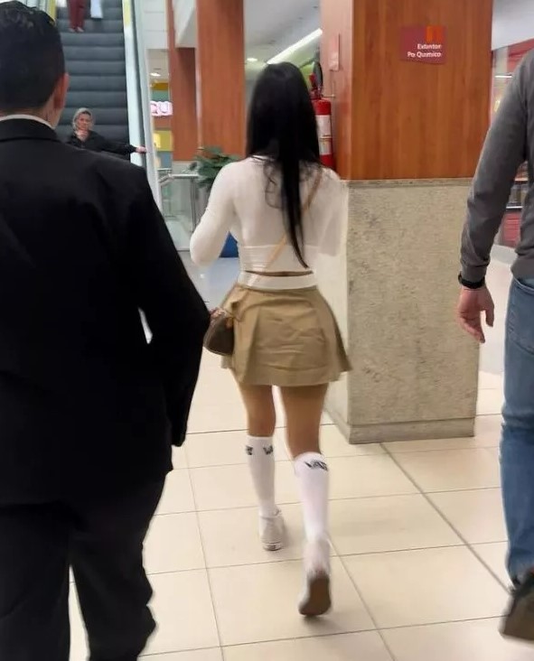 Brezilyalı Model gittiği alışveriş merkezinden uygunsuz kıyafet giydiği gerekçesi ile zorla çıkarıldı