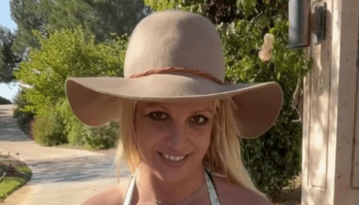 Britney Spears beline yılan dövmesi yaptırıp ata çıplak bindi! Şoke eden anlar