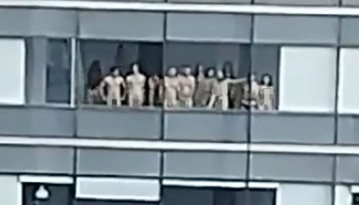 Bir gören bir daha baktı! 11 kişilik arkadaş grubu pencerenin önünde çırılçıplak geçti... Komşular ne yapacağını şaşırdı