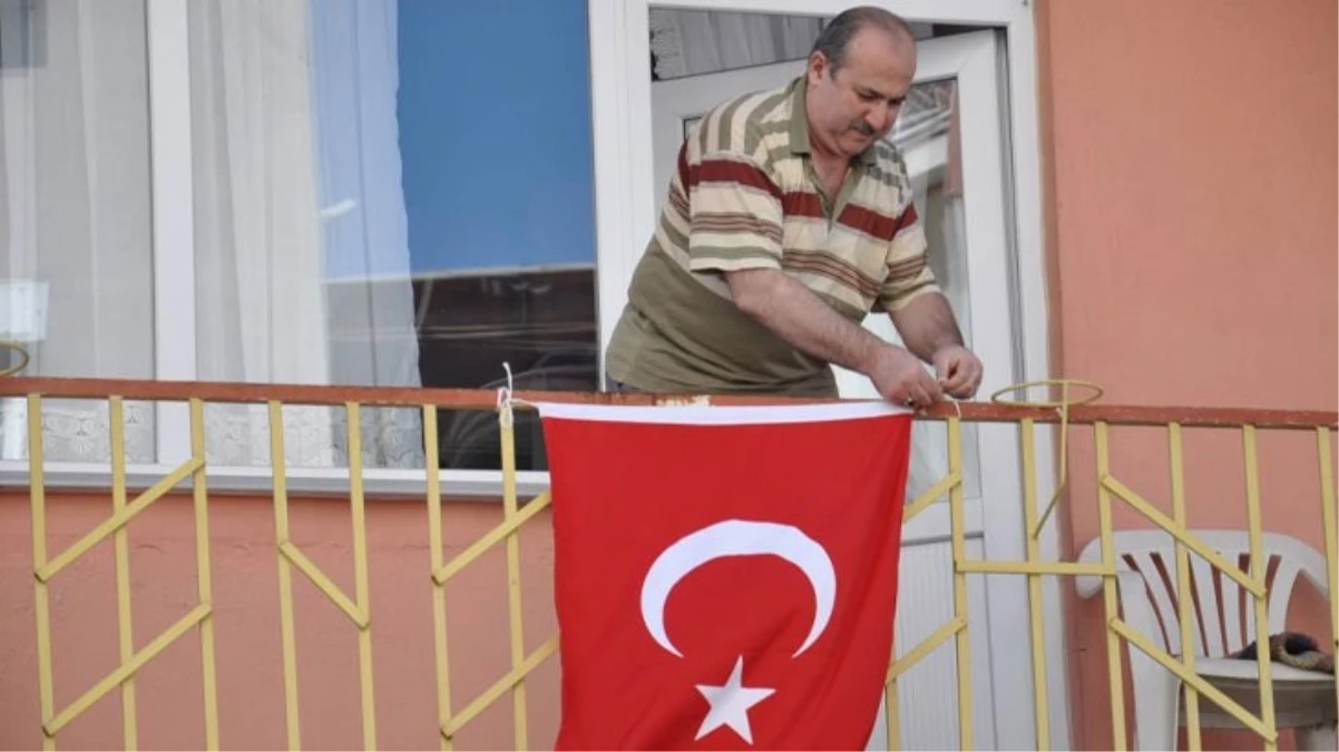 Turkiyenin Bayrak Asan Dayisi Cumhuriyetin 100 yili icin bayragini asti